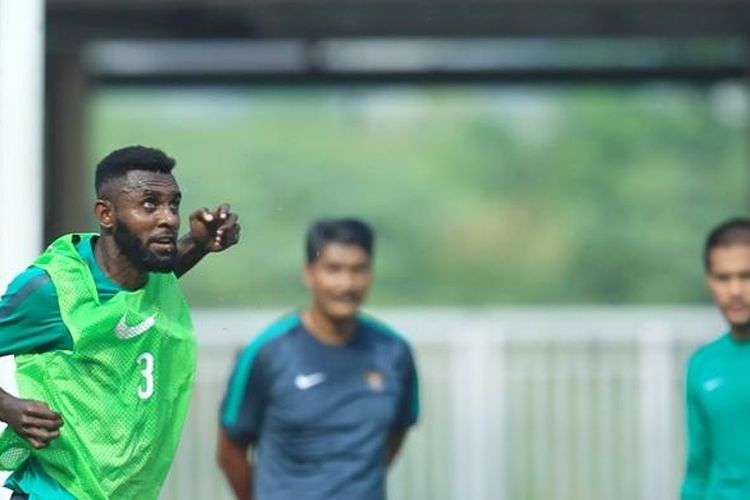 Bek Yanto Basna menyundul bola dalam seleksi tahap kedua tim nasional Indonesia yang digelar di Stadion Pakansara, Cibinong, Selasa (16/8/2016). 