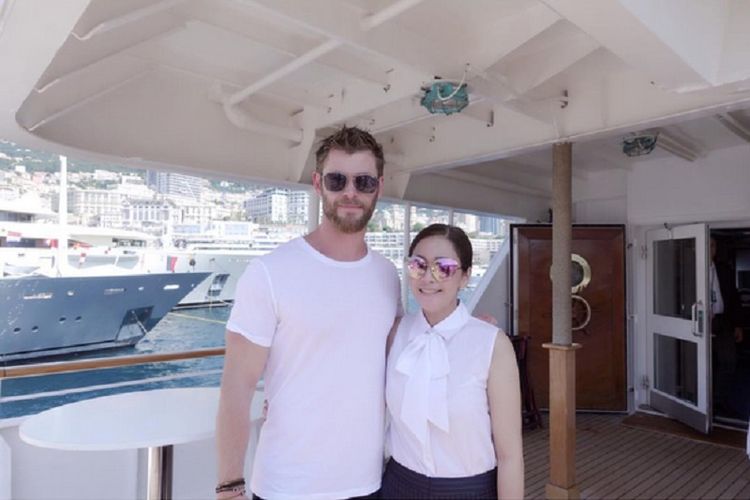 Artis dan produser musik Maia Estianty berfoto bersama aktor Australia Chris Hemsworth di Grand Prix Monaco, Minggu (28/5/2017).