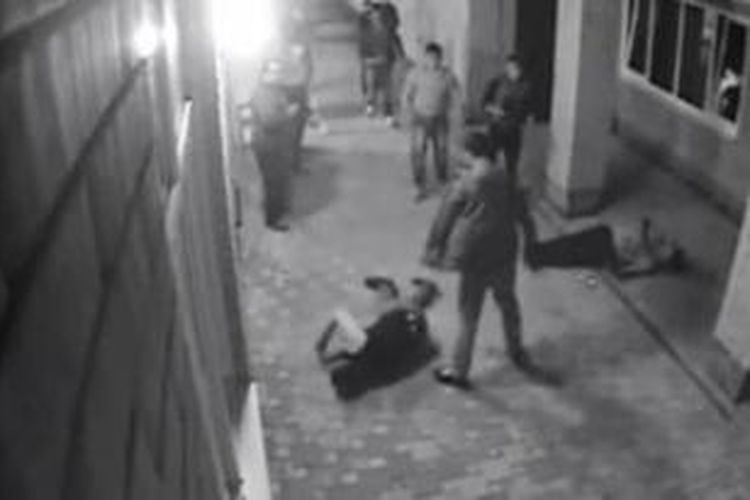 Nikolai Vlasenko (membelakangi kamera) setelah memukul jatuh dua orang berandalan yang mengganggu istrinya di sebuah klub malam di Rusia.