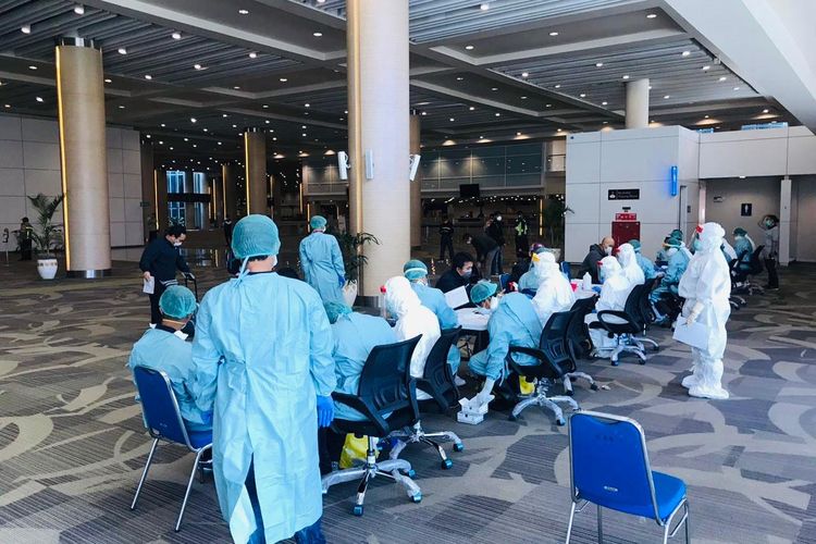 Petugas melakukan pemeriksaan kesehatan para PMI di Bandara Ngurah Rai, Kamis (2/4/2020)