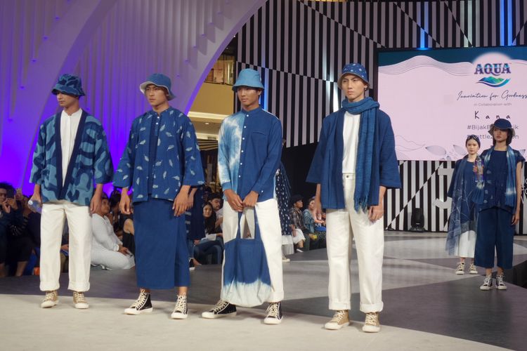 Sejumlah koleksi hasil kolaborasi Danone-AQUA bersama desainer ternama seperti fbudi, Kana Goods, KresKros, Pijakbumi, hingga seniman aksesori Ika Vantiani dan Its In Your Hand Collective di panggung Jakarta Fashion Week 2020.