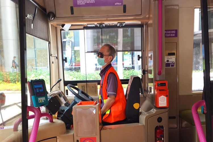 Di tengah wabah virus corona yang melanda Singapura, pengemudi Bus nomor 175 terlihat memakai masker ketika menjalankan tugasnya, Sabtu siang (28/03/2020)