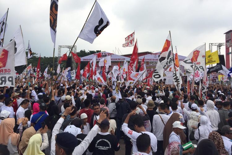 Massa kampanye Capres 02 Prabowo Subianto memadati pelatan Benteng Kuto Besak Palembang, Sumatera Selatan, Selasa (9/4/2019).