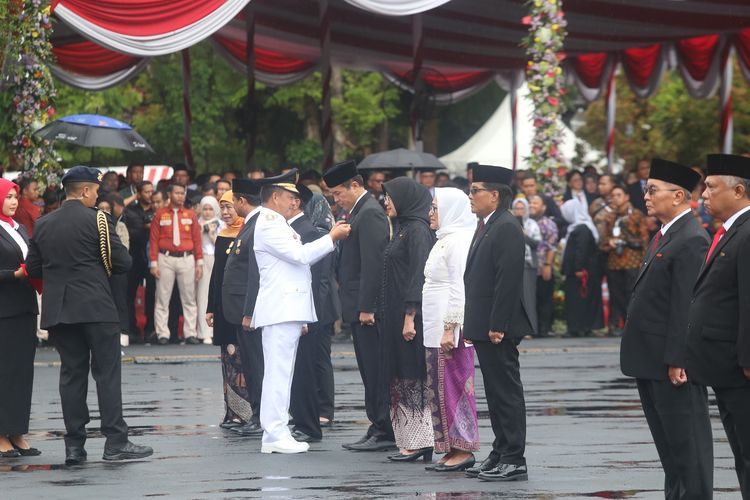 Bupati Wonogiri Joko Sutopo menerima penghargaan Satyalencana dari Presiden RI, Joko Widodo yang diserahkan oleh Mendagri, Tito Karnavian pada puncak peringatan Hari Otonomi Daerah (Otoda) XXVIII yang dipusatkan di Kota Surabaya, Jawa Timur (Kamis, 25/04/2024).