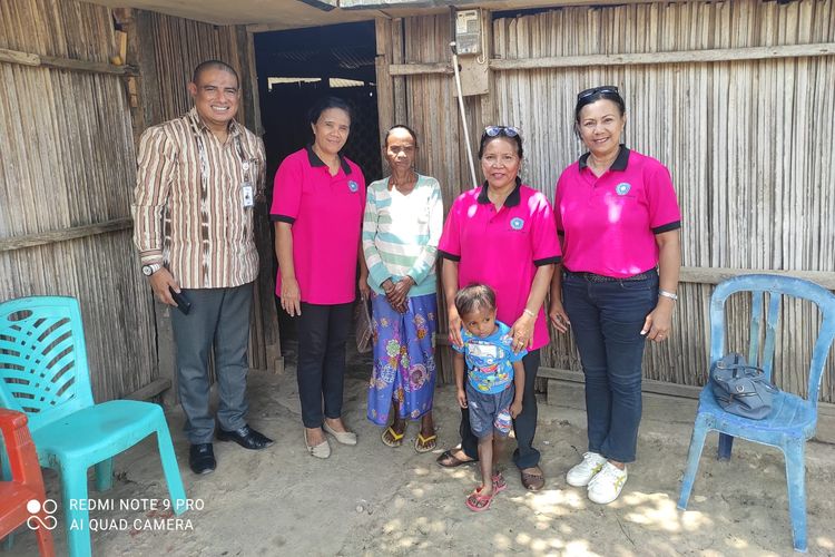 Rivaldo do Carmo (3) bersama nenek dan pengasuh serta Kepala Bank NTT Cabang Atambua, saat berpose bersama di rumah neneknya di Kelurahan Manumutin, Kecamatan Kota Atambua, Kabupaten Belu, NTT.