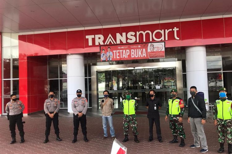 Petugas khusus Polisi dan TNI sedang memonitoring persiapan New Normal di 6 Mal yang ada di wilayah Kpta Tasikmalaya, Kamis (28/5/2020).