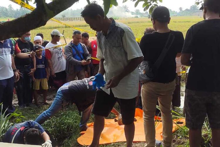 Proses evakuasi tengkorak dan tulang belulang manusia di parit persawahan di Lingkungan I, Kelurahan Cengkeh Turi, Kecamatan Binjai Utara, Kota Binjai pada Jumat (9/9/2022) siang hebohkan warga.