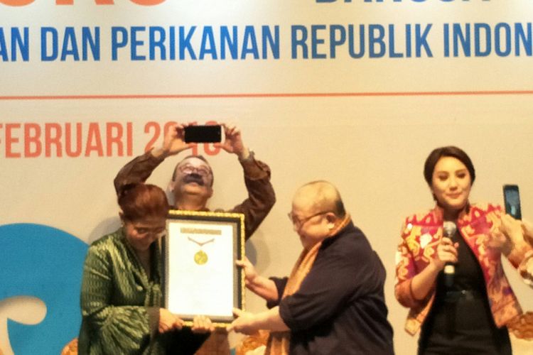 Menteri Kelautan dan Perikanan Susi Pudjiastuti bersama dengan Wakil Gubernur (Wagub) Provinsi DKI Jakarta Sandiaga Uno mendapatkan penghargaan dari Museum Rekor Dunia Indonesia (MURI) saat acara bedah buku di Kementerian Kelautan dan Perikanan (KKP), Jakarta, Rabu (28/2/2018).