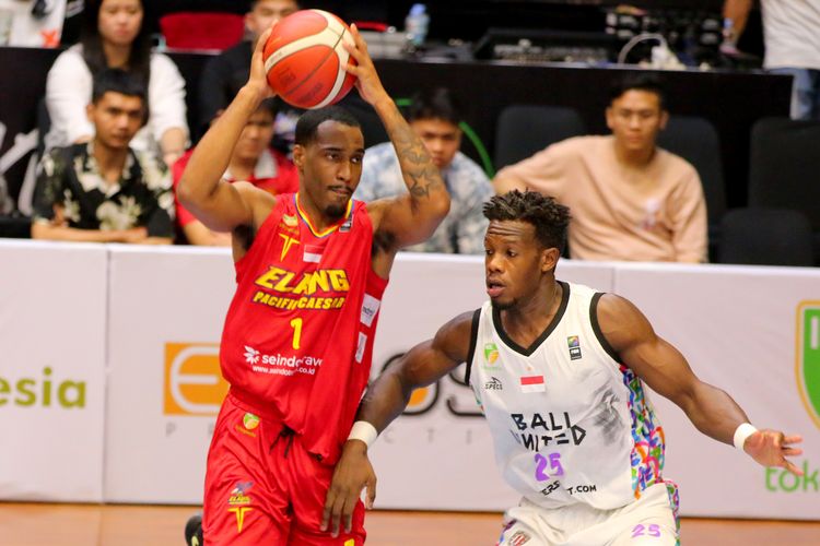 Pebasket Elang Pasific Caesar Christopher Jordan Barnes berebut bola dengan pebasket Bali United Julius Bowie saat pertandingan IBL 2023 Seri 2 hari ke-8 yang berakhir dengan skor 80-72 di GOR Bima Sakti Malang, Sabtu (4/2/2023) malam.