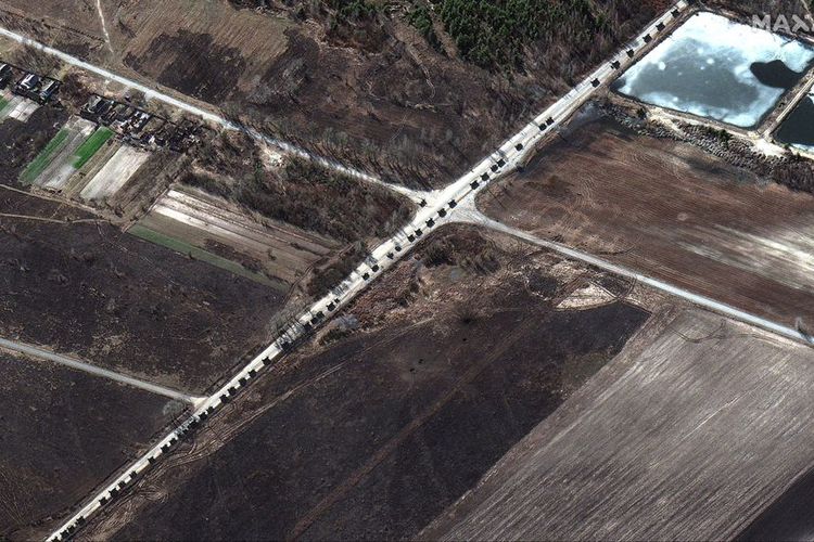 Foto atau citra satelit menunjukkan konvoi militer Rusia di dekat Invankiv, Ukraina, pada Senin (28/2/2022).