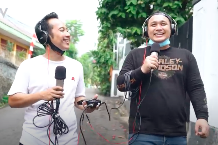 Denny Cagur mengajak Gilang Dirga melakukan podcast keliling