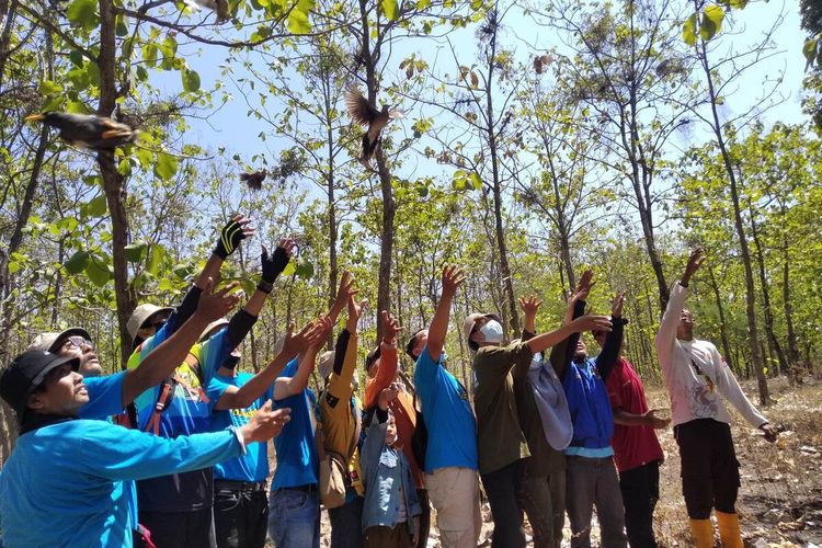 Pelepasan puluhan burung seusai upacara bendera di tengah hutan Desa Ngadiboyo Nganjuk, Selasa (17/8/2021).