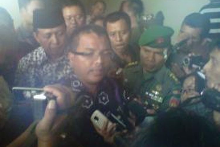 Wakil Menteri Hukum dan HAM RI Denny Indrayana saat menemui wartawan usai mengikuti jalanya sidang Cebongan di Pengadilan Militer II-11 Yogyakarta