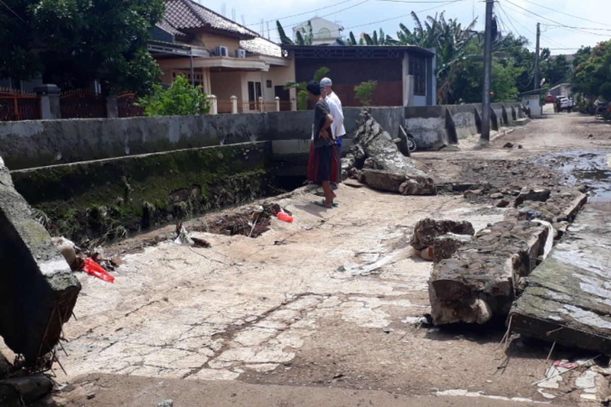 Tampak tanggul Kali Cakung di Jalan Sedap Malam, Perumahan Cahaya Kemang Permai, Jatikramat, Pondok Gede, Kota Bekasi jebol, Jumat (14/12/2018).