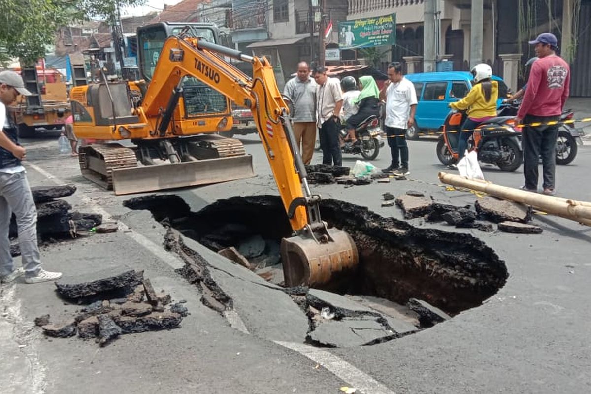 Drainase ambles sebabkan lubang menganga yang cukup besar di Jalan Muharto, Kota Malang, Jawa Timur pada Senin (21/10/2024).
