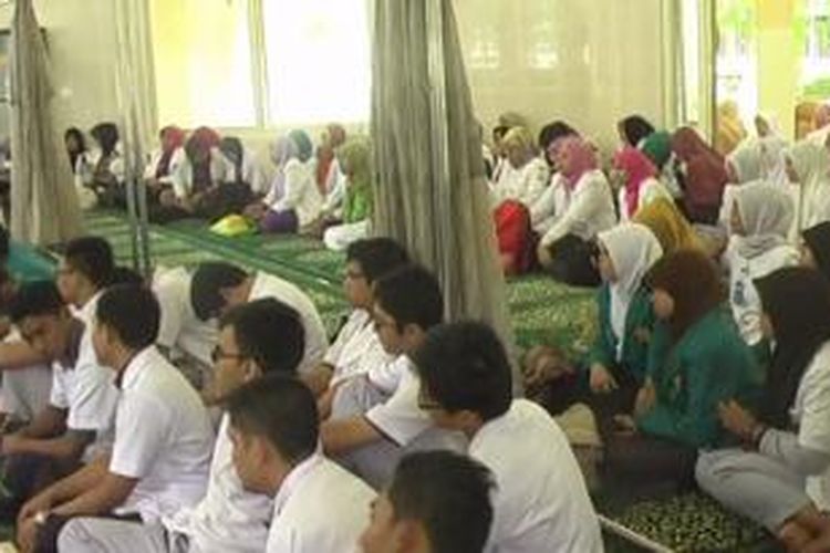 Ratusan dokter di Aceh menggelar doa bersama sebagai bentuk aksi solidaritas kepada dokter Ayu Cs yang tersandung kasus malpraktik, selama doa bersama berlangsung pelayanan di rumah sakit umum zainal abidin Banda Aceh terhenti, Rabu (27/11/2013).