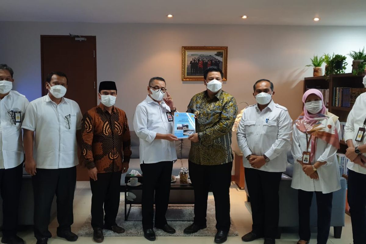 Direktur Jenderal Perumahan Kementerian PUPR, Khalawi Abdul Hamid saat menerima kunjungan serta audiensi Bupati Samosir Vandiko T. Gultom di Kantor Kementerian PUPR, Jakarta, Kamis (24/6/2021).