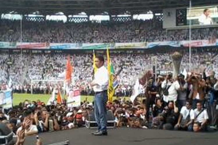 Anis Matta saat menjadi kampanye pada kampanye terbuka perdana PKS di Stadion Gelora Bung Karno, Jakarta, Minggu (16/3/2014)
