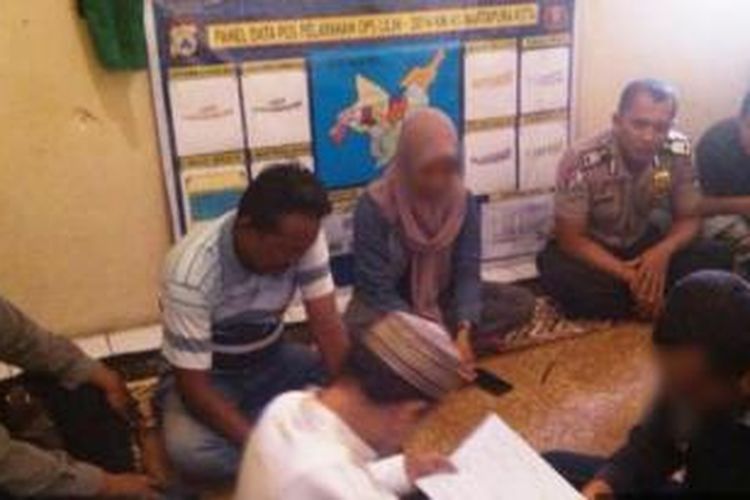 BJ dan AL dikawinkan di Kantor Polsek Martapura Kota, Kabupaten Banjar, Kalimantan Selatan. 