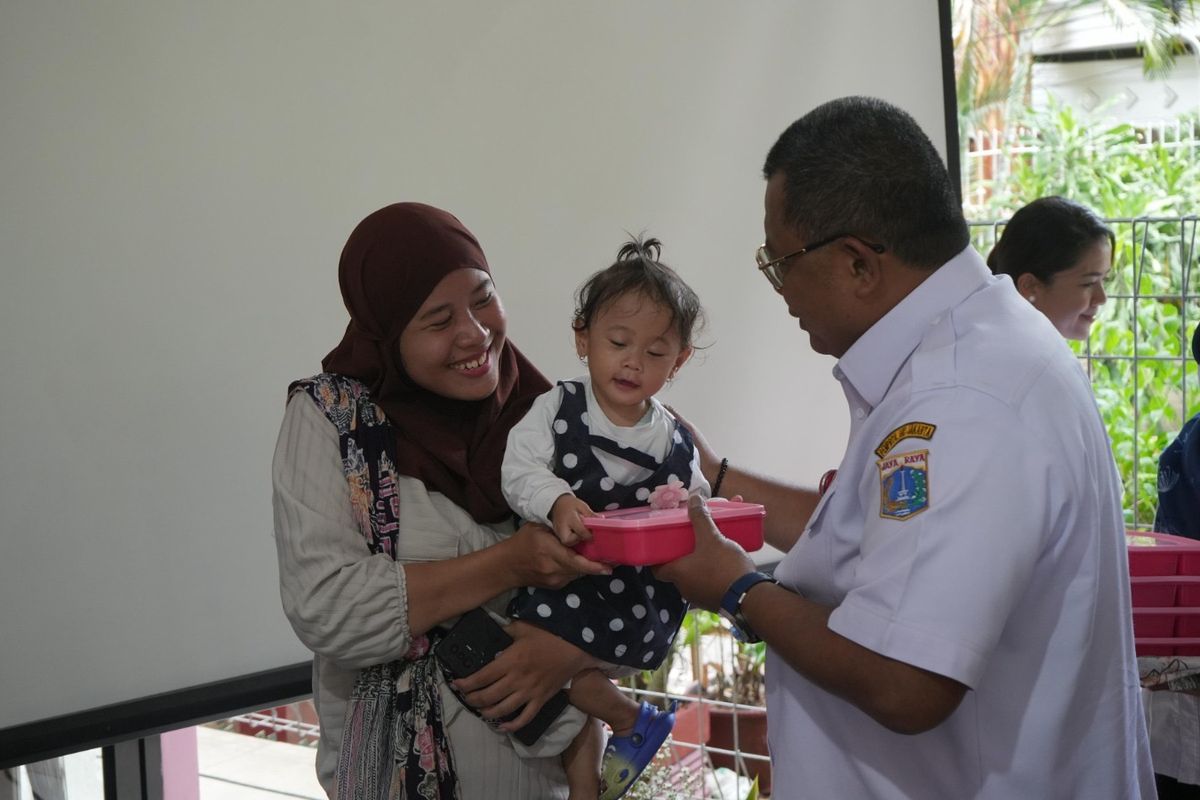 *Keterangan foto:* Vice President General Service and CSR AP1 Hary Budi Waluyo saat menyampaikan secara simbolis bantuan penanganan _stunting_ di RPTRA Mutiara Sumur Batu Kemayoran (Rabu, 6/3)