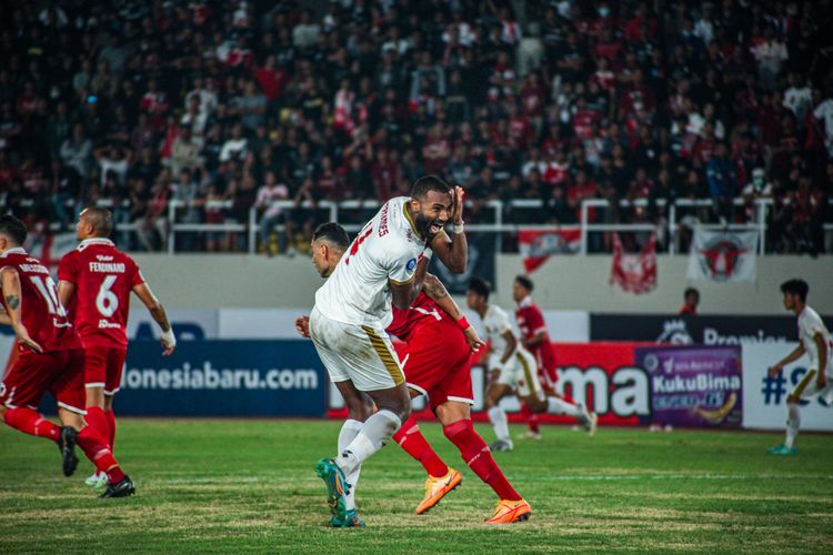 Perselisihan Yuran Fernandes dengan Jaimerson Xavier dalam laga Persis Solo vs PSM Makassar di Stadion Manahan, Surakarta, Kamis (29/9/2022).