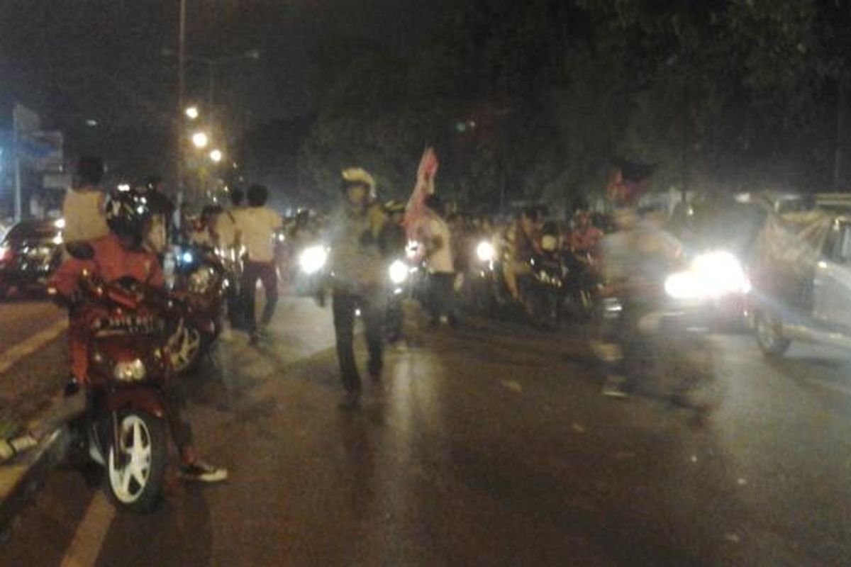 Ratusan remaja Jakarta tampak memenuhi jalan Penjernihan untuk melakukan  sahur on the road pada Minggu (20/7/2014) dini hari.