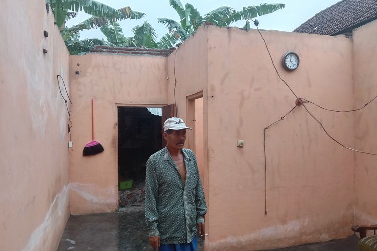 Kondisi rumah Sutomo, warga Dusun Dongeng, Desa Jarak Kulon, Kecamatan Jogoroto, Kabupaten Jombang, Jawa Timur. Rumah tersebut kehilangan atap akibat diterjang angin puting beliung, Rabu (16/3/2022).