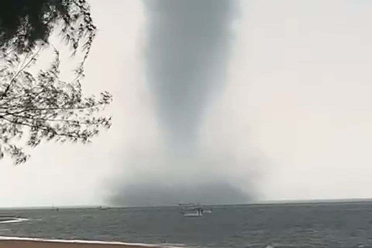 Fenomena Waterspout di Pantai Slopeng Sumenep, Jawa Timur, Jumat (16/12/2022). 