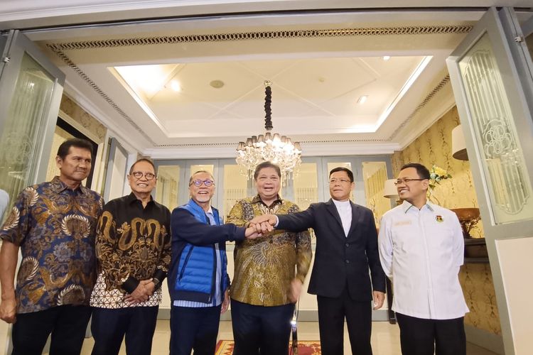 Ketua Umum Partai Golkar Airlangga Hartarto, Ketua Umum PAN Zulkifli Hasan, dan Ketua Umum PPP Mardiono berfoto seusai pertemuan di sebuah restoran di kawasan Menteng, Jakarta, Rabu (30/11/2022). Pertemuan ini turut dihadiri Bendahara Umum Partai Golkar Dito Ganinduto, Wakil Ketua Umum PAN Asman Abnur, dan Wakil Ketua Umum PPP Amir Uskara.