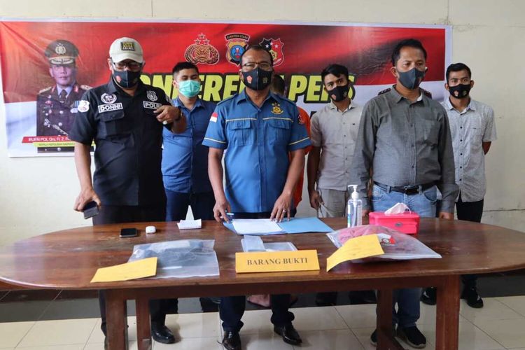 Personel Sat Reskrim Polres Dairi menangkap seorang pemuda berinisial KS (20), warga Kecamatan Siempat Nempu Hulu, Kabupaten Dairi atas kasus persetubuhan terhadap anak di bawah umur. Perbuatan pelaku diketahui setelah video pencabulan itu diunggah di Facebook dan diketahui oleh kakak korban.