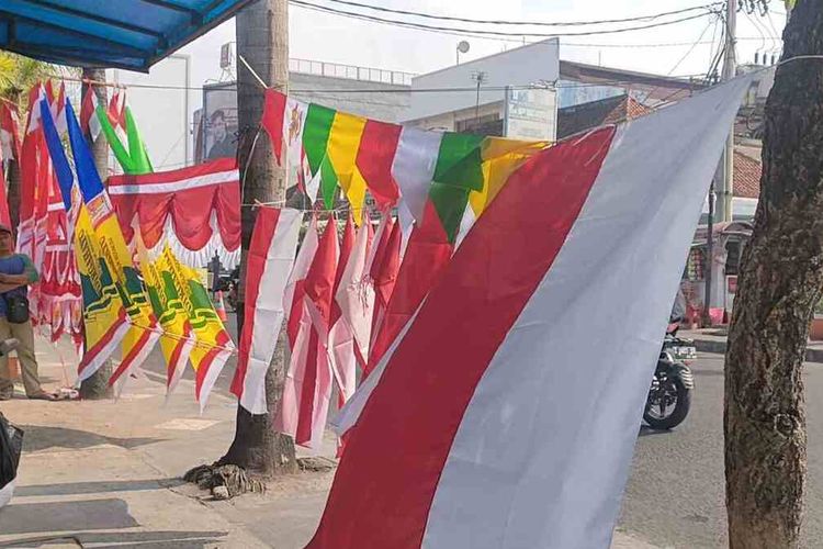 Pedagang bendera merah putih menanti pembeli di Jalan Prabu Geusan Ulun, Sumedang kota, Senin (9/8/2021). Menjelang HUT ke 76 RI, tahun ini, penjualan bendera sepi. AAM AMINULLAH/KOMPAS.com