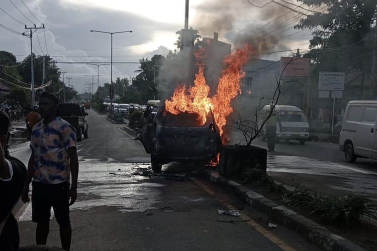 Sebuah mobil Toyota Avanza dengan nomor polisi PA 1381 AV berwarna hitam menabrak tiang lampu jalan di Jalan Raya Sentani, Kabupaten Jayapura, Papua, Kamis (11/4/2024).