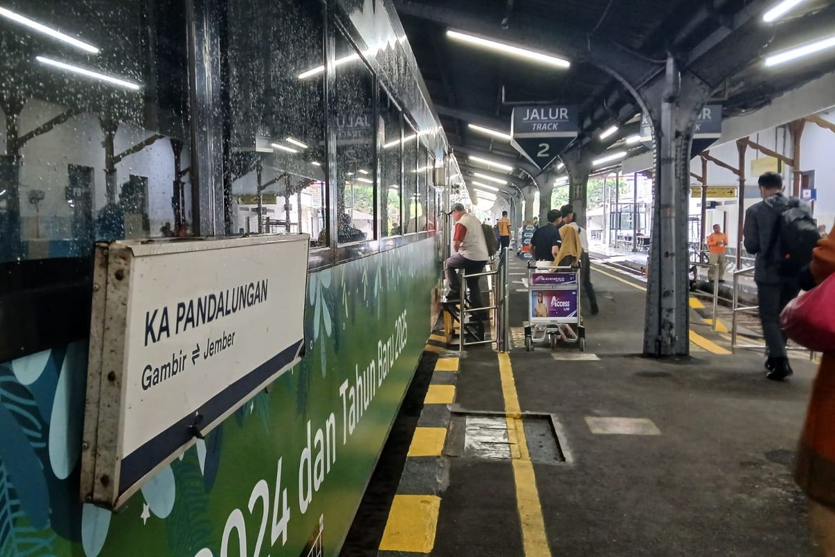PT KAI Daop 9 Jember mengubah sarana tiga kereta api untuk angkutan libur Nataru