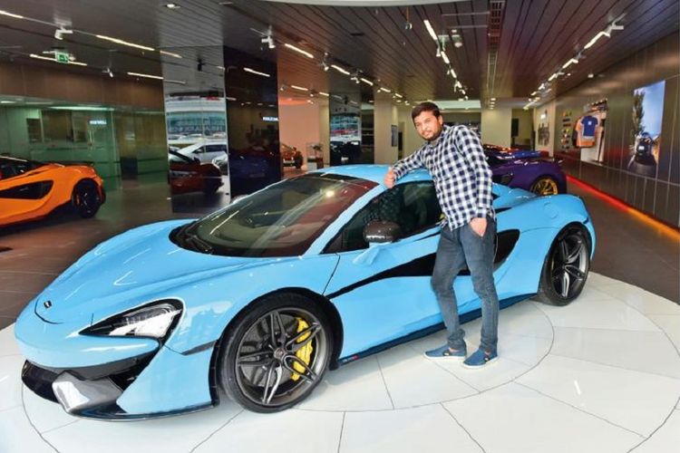 Balvir Singh dengan mobil McLaren 570S Spyder yang dimenangkannya.