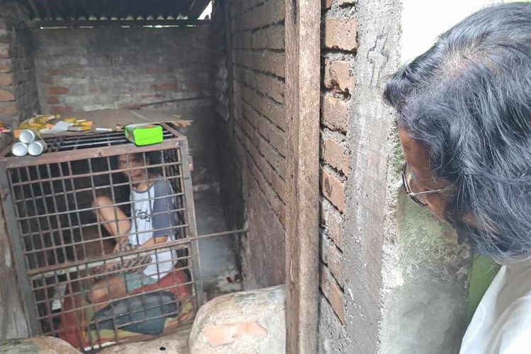 Henderson Harianja (49) dikerangkeng di samping rumahnya di Jalan Pisang, Gang Delima RT/03/RW 09, Kelurahan Pardamean, Kecamatan Siantar Marihat, Kota Pematangsiantar, 31 Oktober 2024