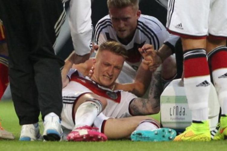 Gelandang Marco Reus mengalami cedera saat membela Jerman melawan Armenia di Coface Arena, Mainz, Jumat (6/6/2014). Terkini, Marco Reus tidak masuk skuad timnas Jerman untuk Piala Dunia 2022 karena cedera.