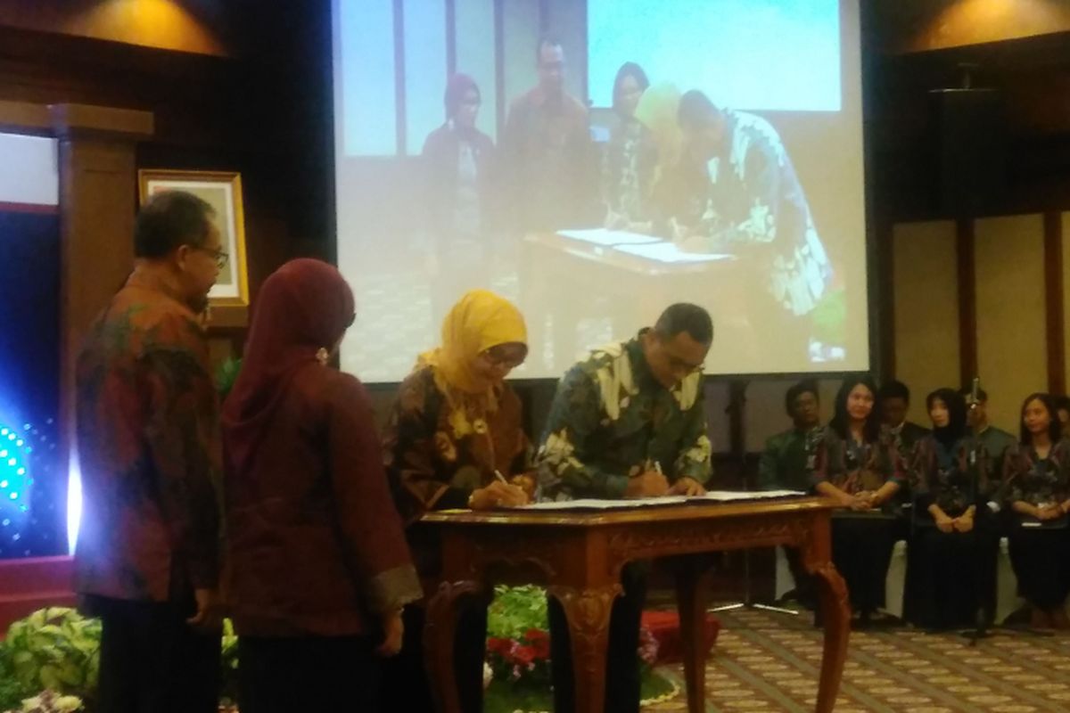 Penandatanganan penyelenggaraan kliring atas transaksi obligasi negara di pasar sekunder antara Bank Indonesia dan PT Kliring Penjaminan Efek Indonesia, Jakarta, Senin (20/3/2017).