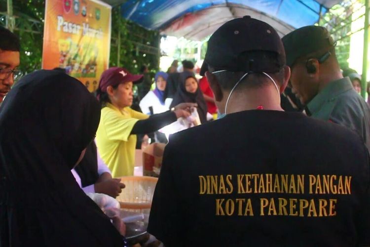 Bulog Parepare menggelontorkan 200-300 ton per minggu ke sejumlah pedagang yang ada di pasar Lakessi, pasar labukkang, pasar Sumpang dan pasar Senggol Kota Parepare, Sulawesi Selatan untuk menekan harga beras.