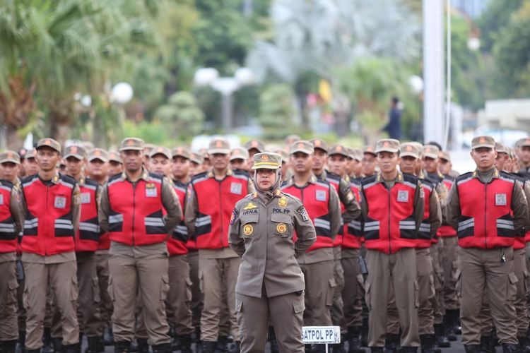 Anggota Satpol PP Surabaya jaga Malam Tahun Baru