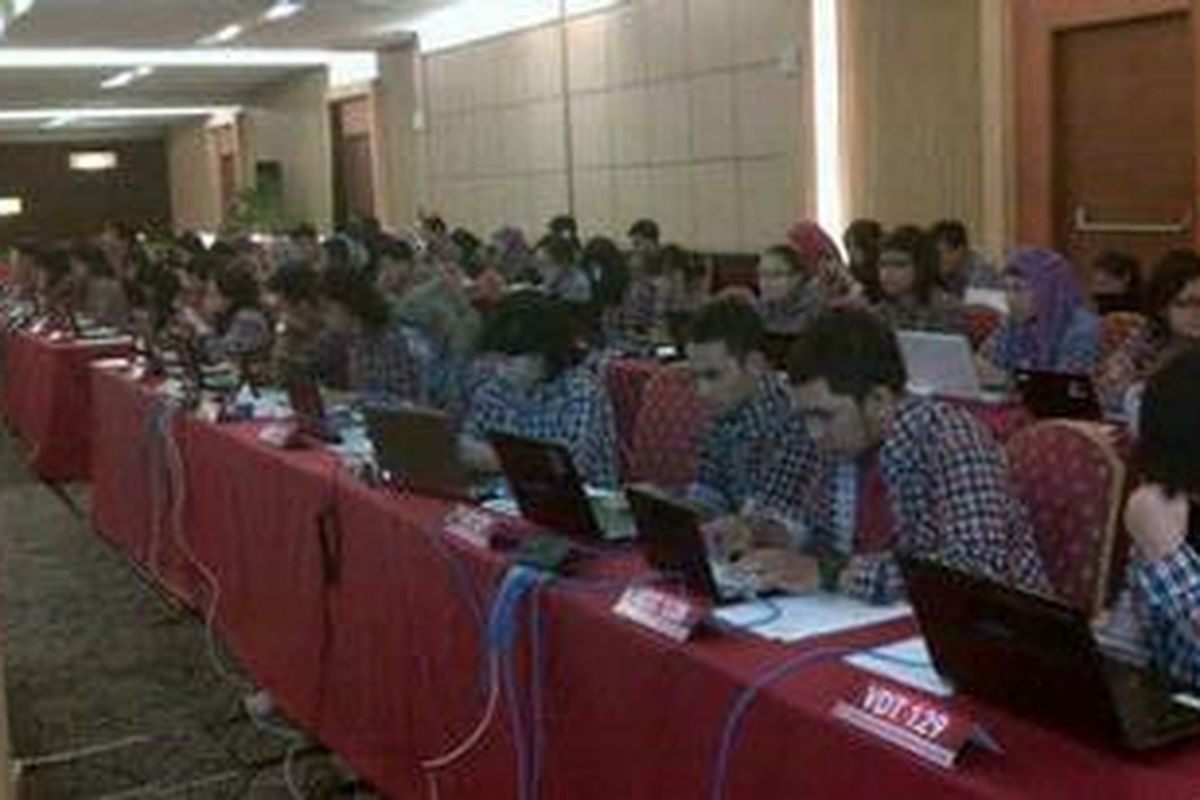 Suasana ruang Data Center Tim Relawan Jokowi-Basuki di Menara 165, Jalan TB Simatupang, Jakarta Selatan, Rabu (19/9/2012). 150 operator siaga mengawasi 45 ribu relawan yang beroperasi di lapangan dari pusat kontrol tersebut.
