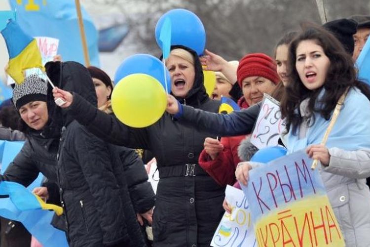 Para perempuan Tatar Crimea mengibarkan bendera Tatar dan Ukraina dalam sebuah unjuk rasa di kota Simferopol, Crimea, Sabtu (8/3/2014). Beberapa perempuan itu bahkan membawa spanduk dengan tulisan Crima = Tatar.