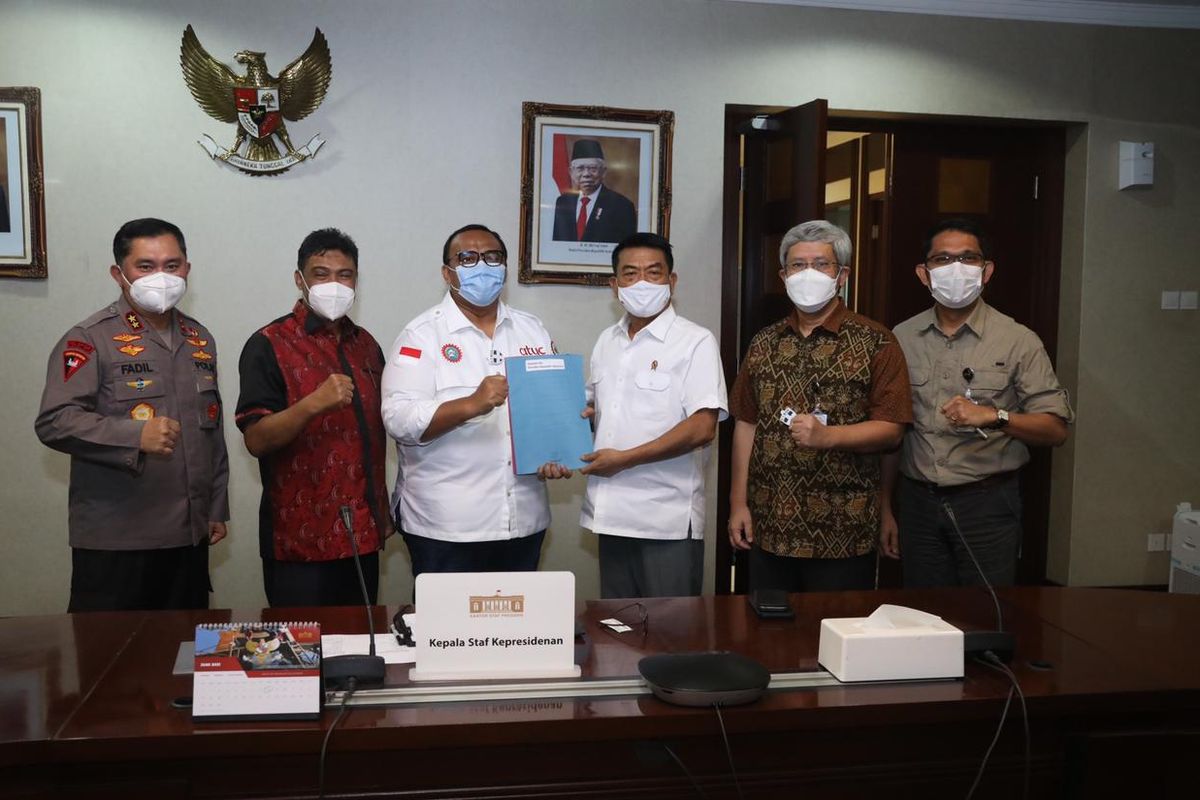 Buruh menyerahkan petisi May Day yang diterima oleh Kepala Staf Kepresiden Moeldoko dan Menteri Sekretaris Kabinet Pramono Anung. 