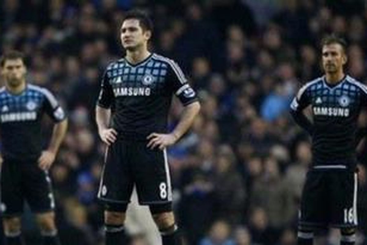 Gelandang Chelsea, Frank Lampard (tengah).