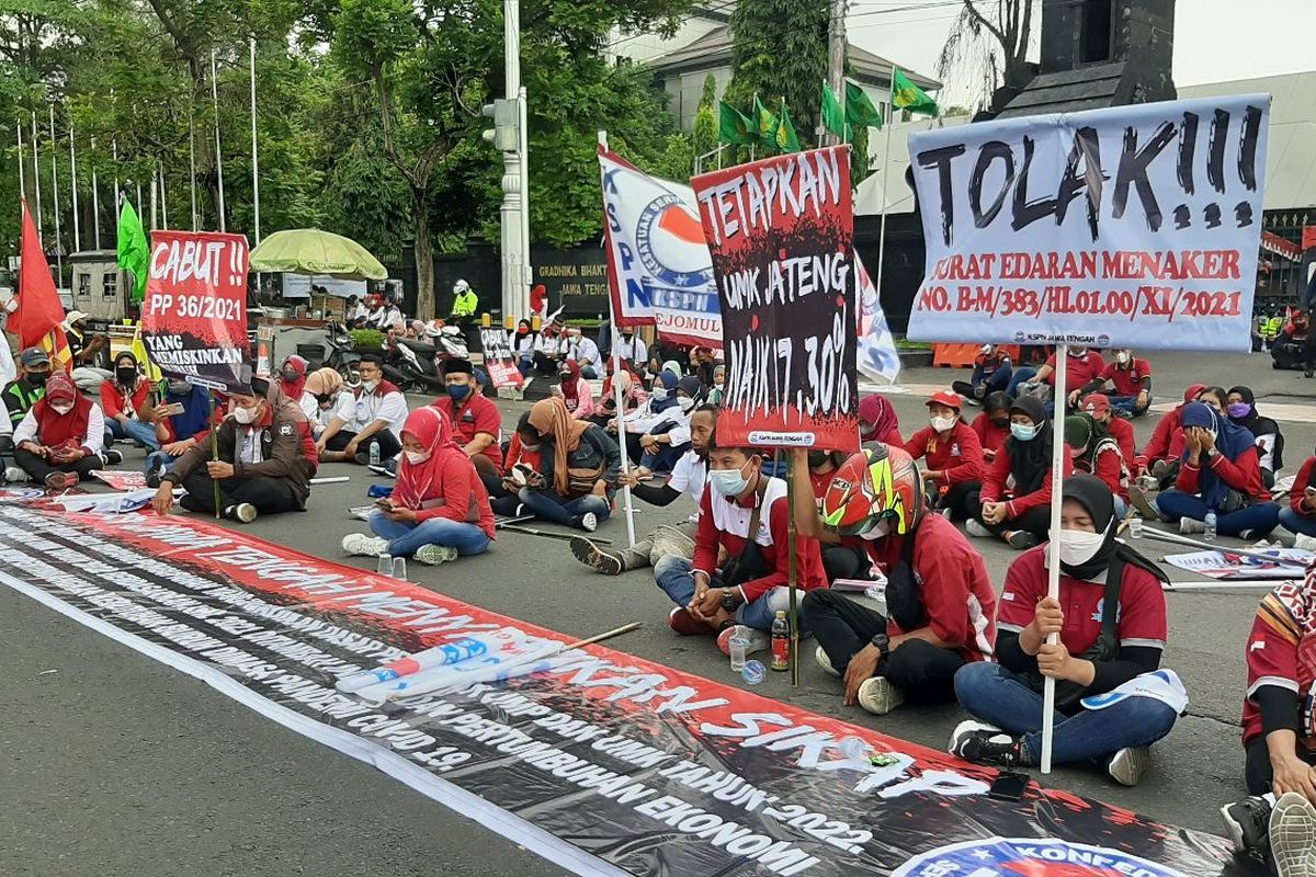 Aksi demo buruh depan kantor Gubernur Jateng, Kamis (25/11/2021)