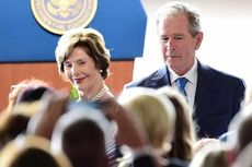 George W Bush dan Istri Pilih “None of the Above for President”
