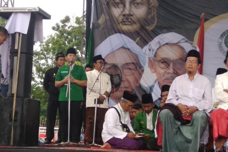 Wakil bupati Trenggalek Muhammad Nur Arifin menyampaikan sambutan dalam acara Istigozah kubro di stadion menak sopal Trenggalek, setelah selama sepekan lebih tidak diketahui keberadaanya (22/01/2019)