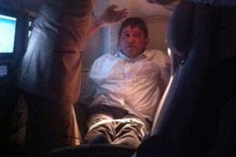 Dalam foto ini yang diambil salah seorang penumpang maskapai penerbangan Emirates jurusan Singapura-Brisbane ini, terlihat Mathias Jorg diikat tangan dan kakinya di salah satu kursi setelah dia berlaku kasar akibat dilarang merokok di dalam kabin penumpang.