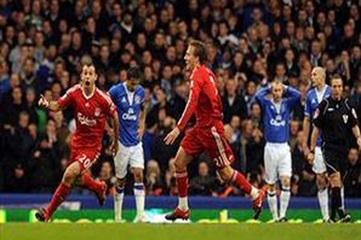 Javier Mascherano (kiri) meluapkan kegembiraannya setelah tendangannya membentur Joseph Yobo dan membobol gawang Everton. Liverpool akhirnya menang 2-0.