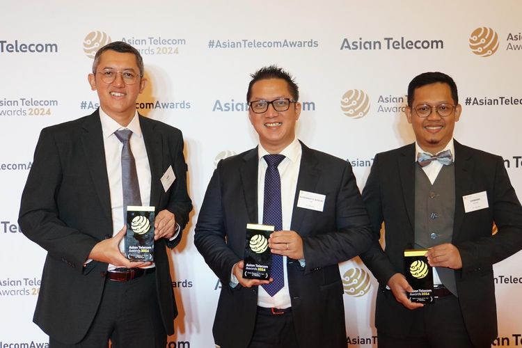 Ki-Ka: CEO Indico, Andi Kristianto; Direktur Sales Telkomsel, Adiwinahyu B. Sigit; VP Postpaid Consumer & International Roaming Telkomsel, Danang Andrianto, saat menerima penghargaan Asian Telecom Award 2024 di Singapura (29/2/2024).