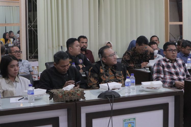 Perwakilan PT Rimba Palma Sejahtera Lestari dalam rapat dengar pendapat permasalahan rumah Nenek Hafsah di DPRD Kota Jambi, pada Minggu (11/6/2023) malam.